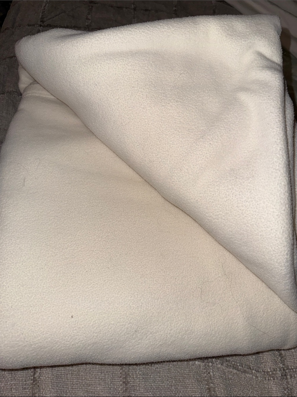 Plush Cream Microfleece Blanket - Ultra-Soft Comfort